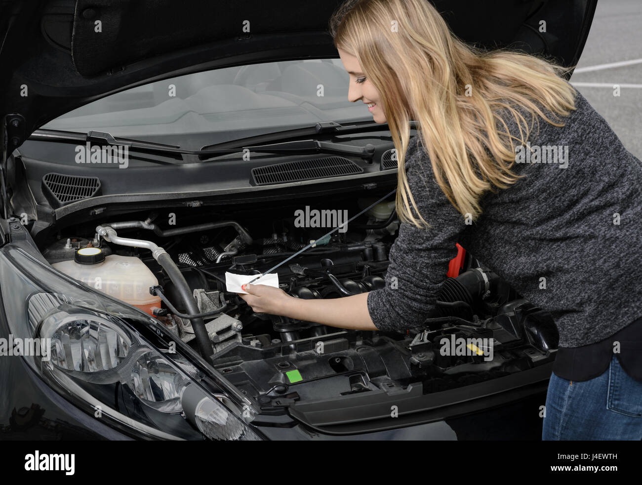 La vérification du niveau d'huile sur la jauge dans le compartiment moteur d'une  voiture Photo Stock - Alamy