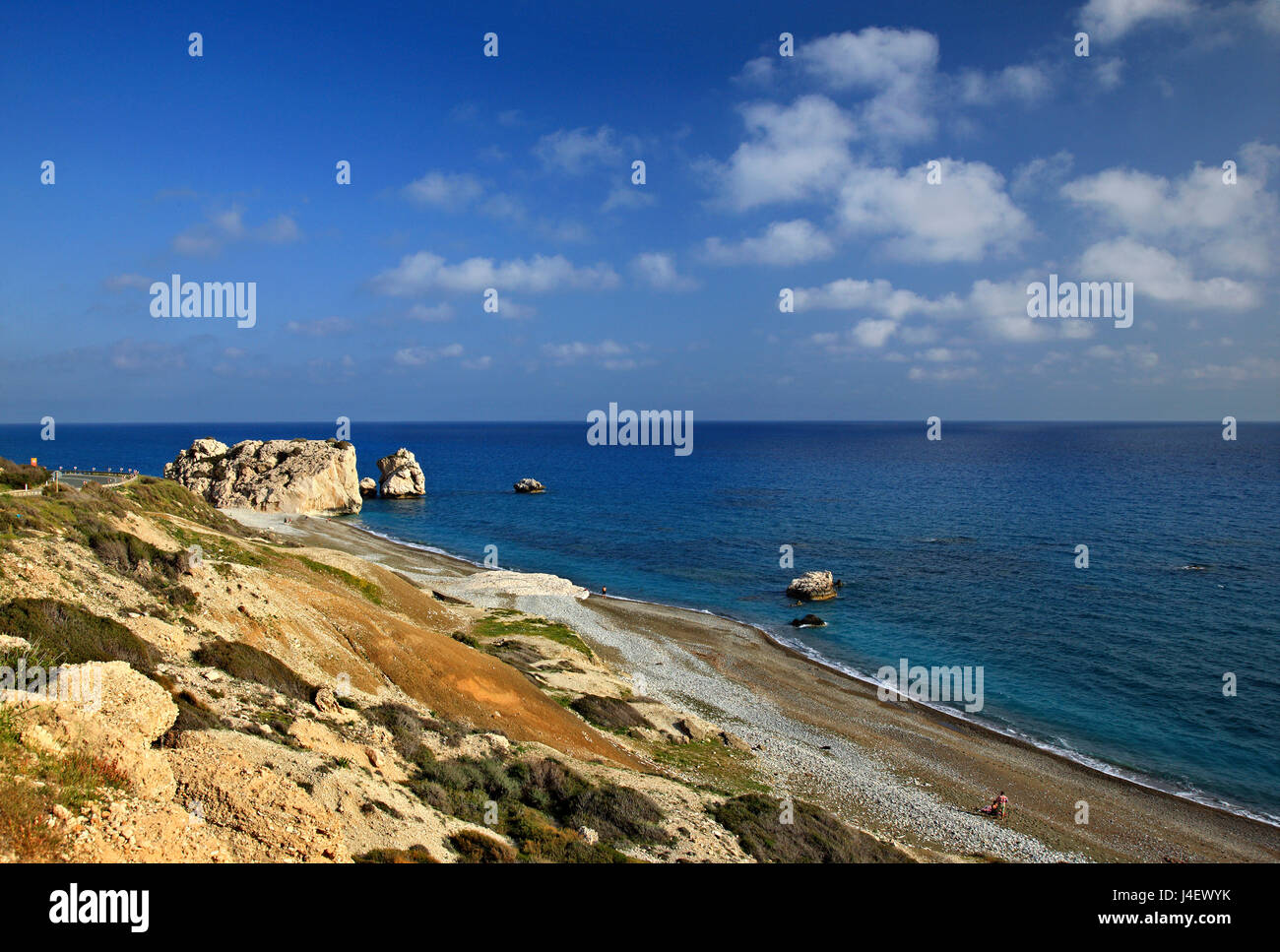 "Petra tou Romiou" beach ('Greek's Rock', aussi connu sous le nom de "rocher d'Aphrodite" ou "l'Aphrodite Beach'), la 'Naissance' d'Aphrodite (Vénus), Chypre. Banque D'Images
