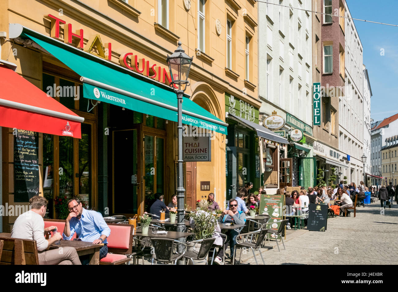 Berlin, Allemagne - 11 mai 2017 : des gens assis dans des restaurants et des cafés dans les rues de Berlin Mitte sur une journée ensoleillée. Banque D'Images