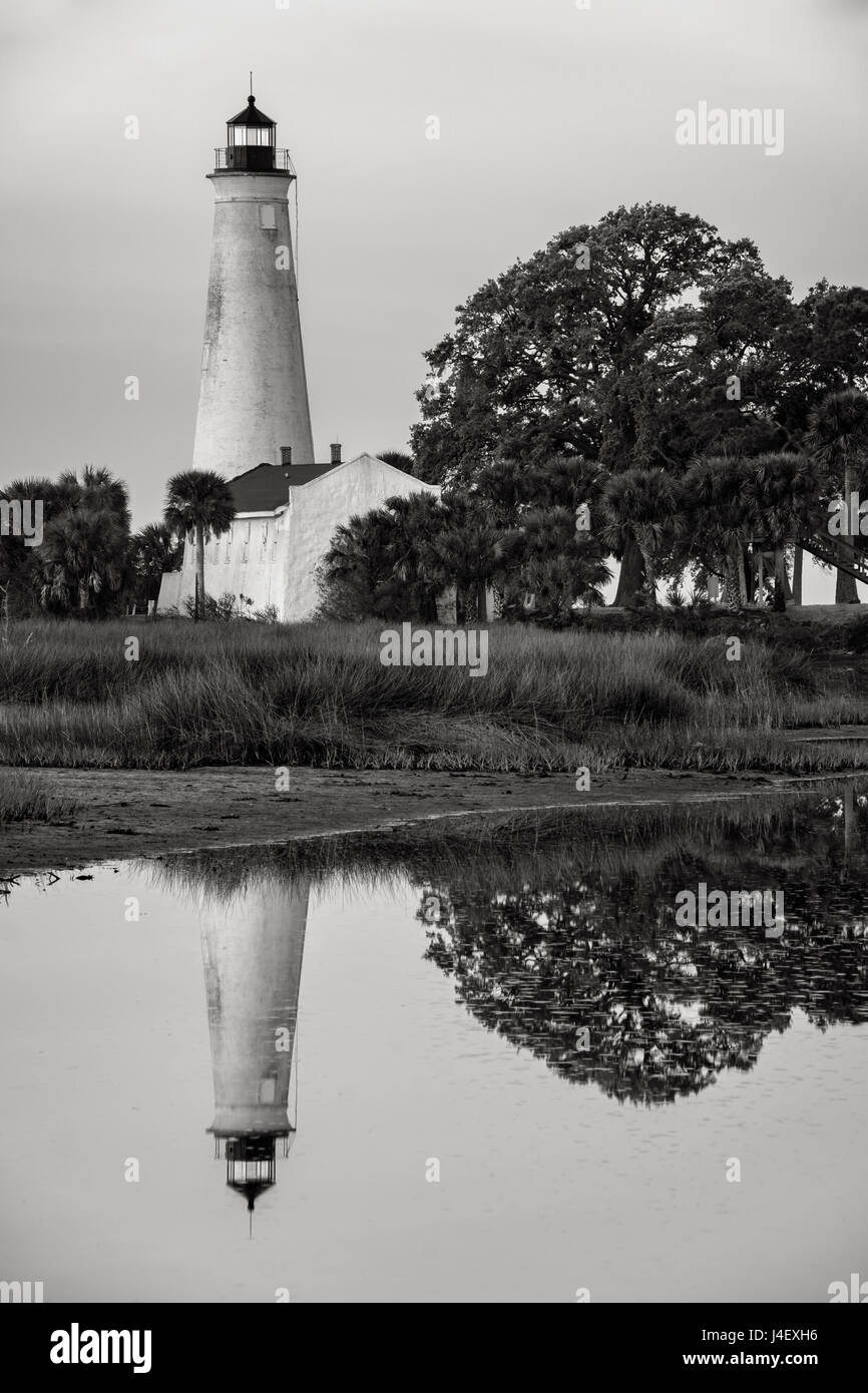 Fumé matin à la phare, la Wildlife Refuge, en Floride. Cette photo a été prise le matin après un brûlage contrôlé. L'incendie était stil Banque D'Images