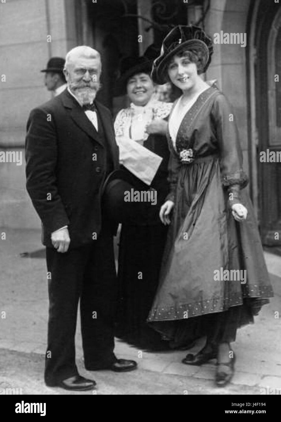 Cette image montre l'actrice française Gabrielle Robinne et le compositeur Paul Vidal dans une photographie de 1916. Robinne est connue pour ses performances dans le cinéma français, tandis que Vidal est un compositeur influent de l'époque. Banque D'Images