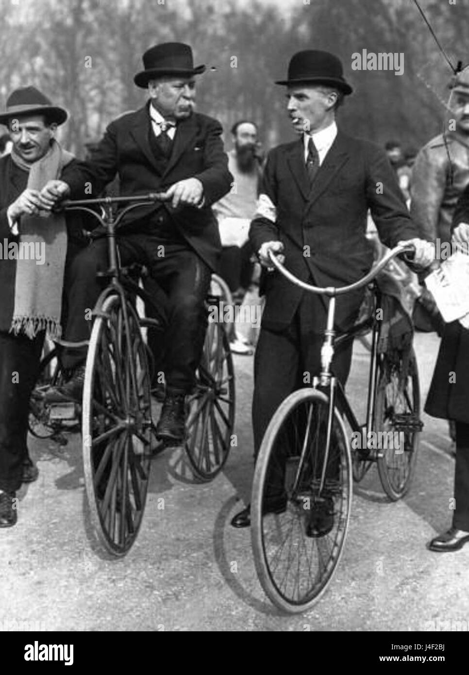 Charles Terront et Henri Farman étaient des figures éminentes des débuts de l'aviation. La référence met probablement en évidence une collaboration ou un événement impliquant ces deux pionniers en 1922, une période d’avancées significatives dans l’histoire du vol et de l’aviation. Banque D'Images