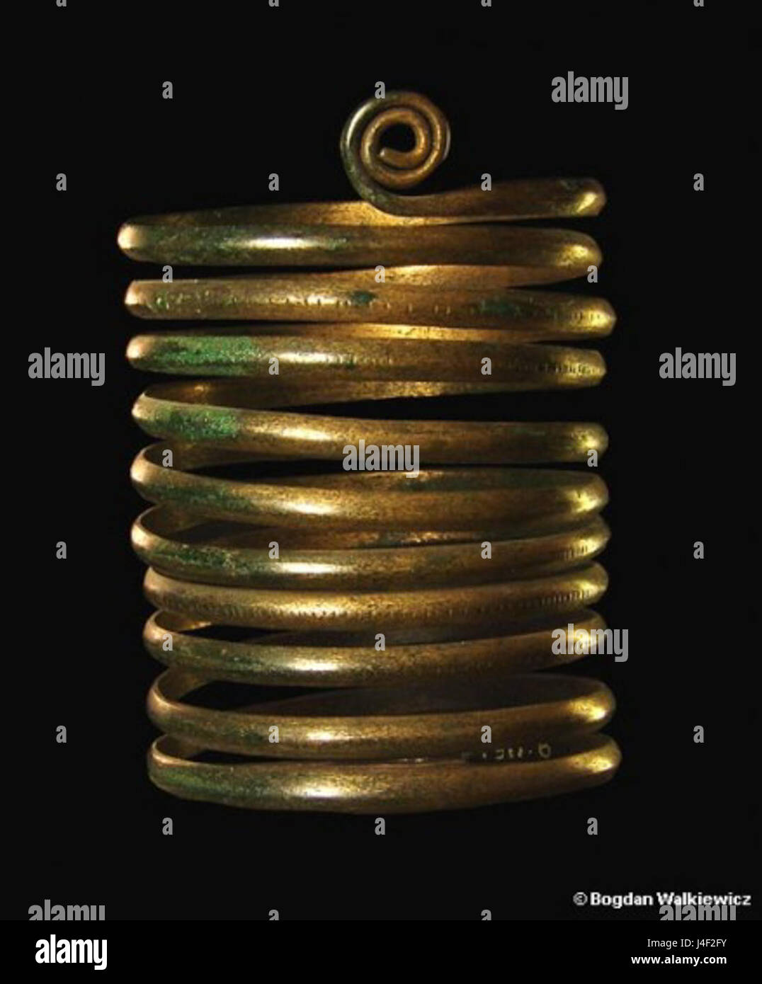 Bijoux en bronze de la colonie Leki Male, appartenant à la culture Unetice de l'âge du bronze en Pologne. Ces artefacts donnent un aperçu des pratiques sociales et culturelles des premières sociétés européennes. Banque D'Images