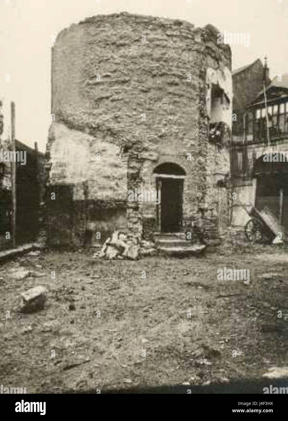 L'image représente la démolition du Tweebergenpoort à Maastricht en 1926. La porte était une partie historique des fortifications de la ville avant d'être démantelée lors du réaménagement urbain. Banque D'Images