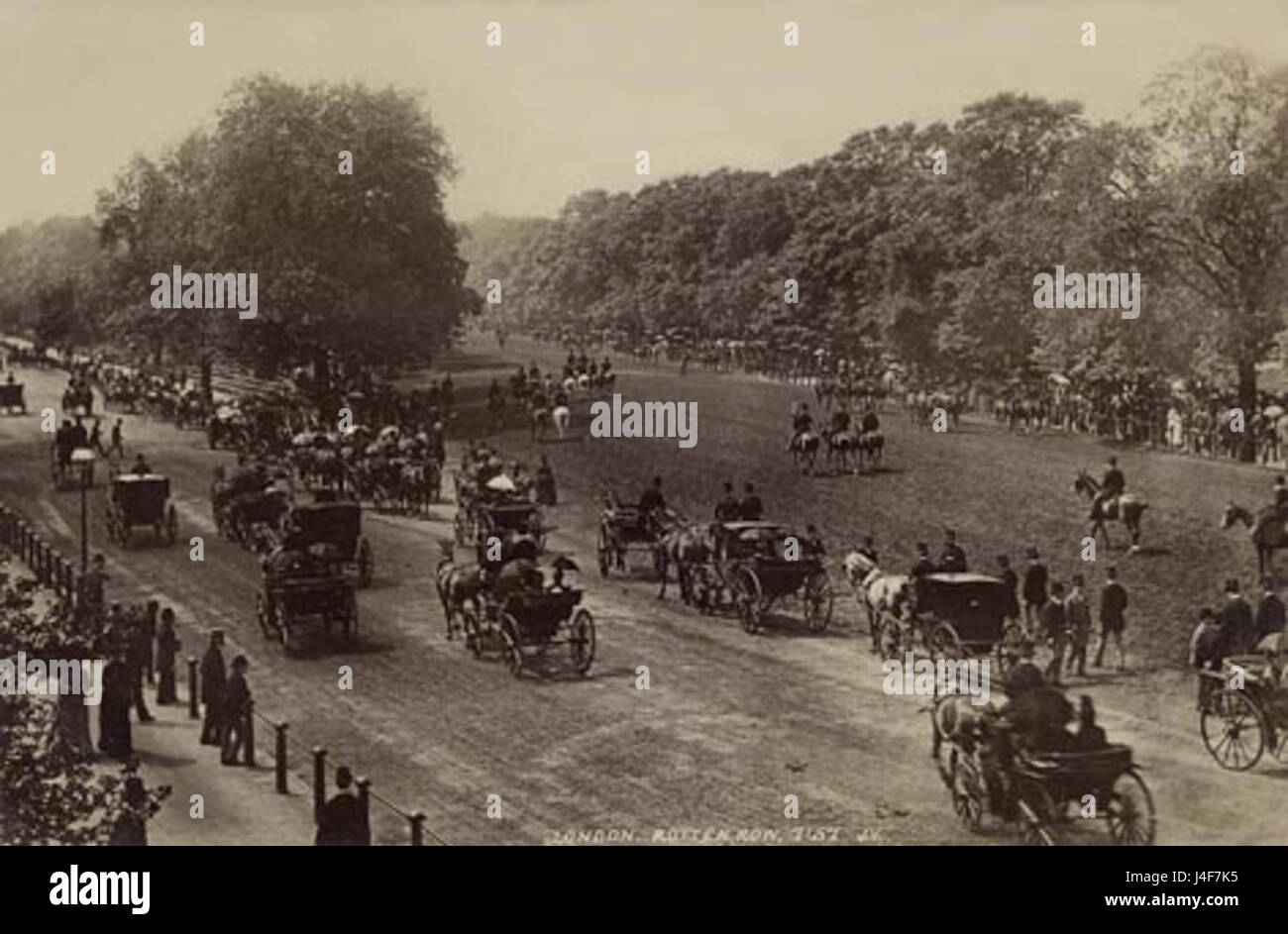 Rotten Row est une avenue célèbre de Londres, représentée dans une photographie de James Valentine en 1894. L'image capture la scène urbaine animée de la fin du XIXe siècle. Banque D'Images