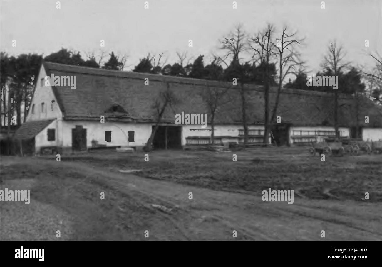 Cette image représente la deuxième section de Scheppanowitz Gutshof, une ferme ou une propriété rurale, mettant en valeur l'architecture historique et l'aménagement du domaine. Banque D'Images