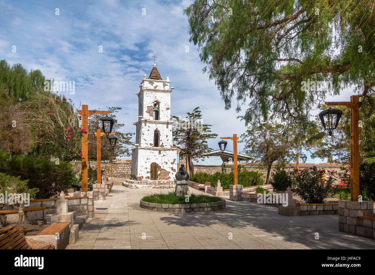 Clocher de l'Église (Campanario de San Lucas) au village Toconao Place Principale - Toconao, Désert d'Atacama, au Chili. Banque D'Images