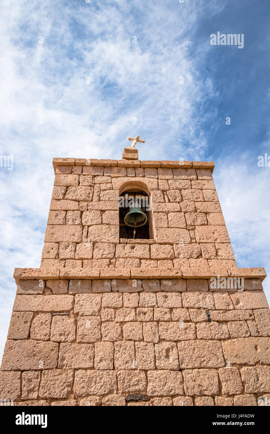 Vieux Clocher de l'église du village de Socaire - désert d'Atacama, Chili Banque D'Images