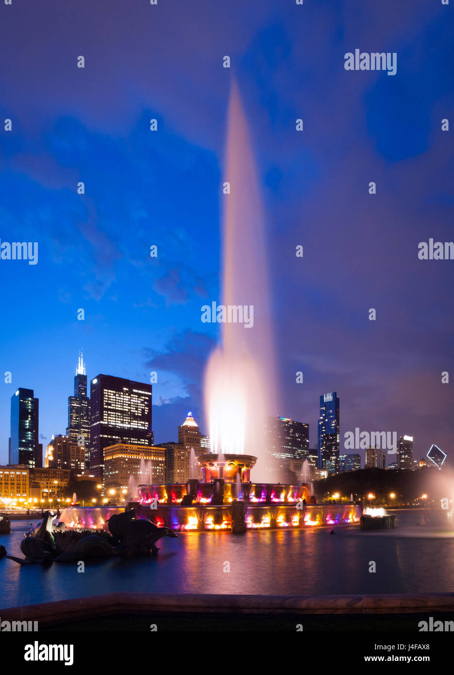 La spectaculaire fontaine de Buckingham dans la nuit, en été, à Grant Park à Chicago, Illinois. Banque D'Images