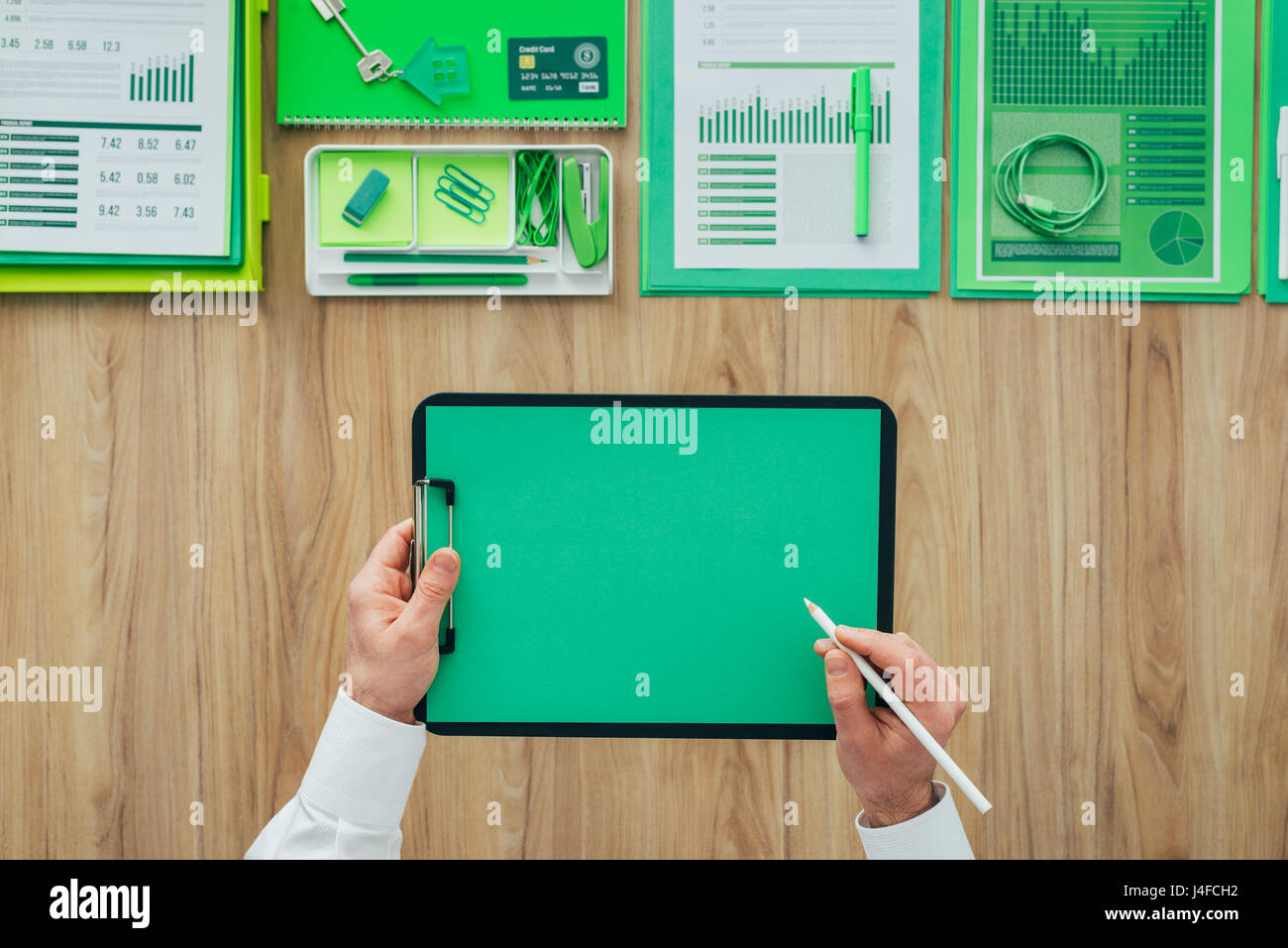 Portrait presse-papiers avec un chèque en blanc et vert feuille vert accessoires de bureau sur le dessus, l'entreprise verte et de l'environnement concept Banque D'Images