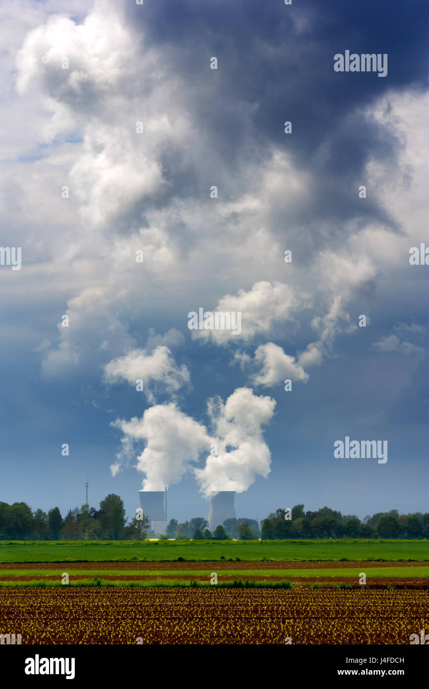 Les tours de refroidissement d'une centrale nucléaire. Beaucoup de vapeur et de nuages blancs sur fond de ciel bleu. Banque D'Images