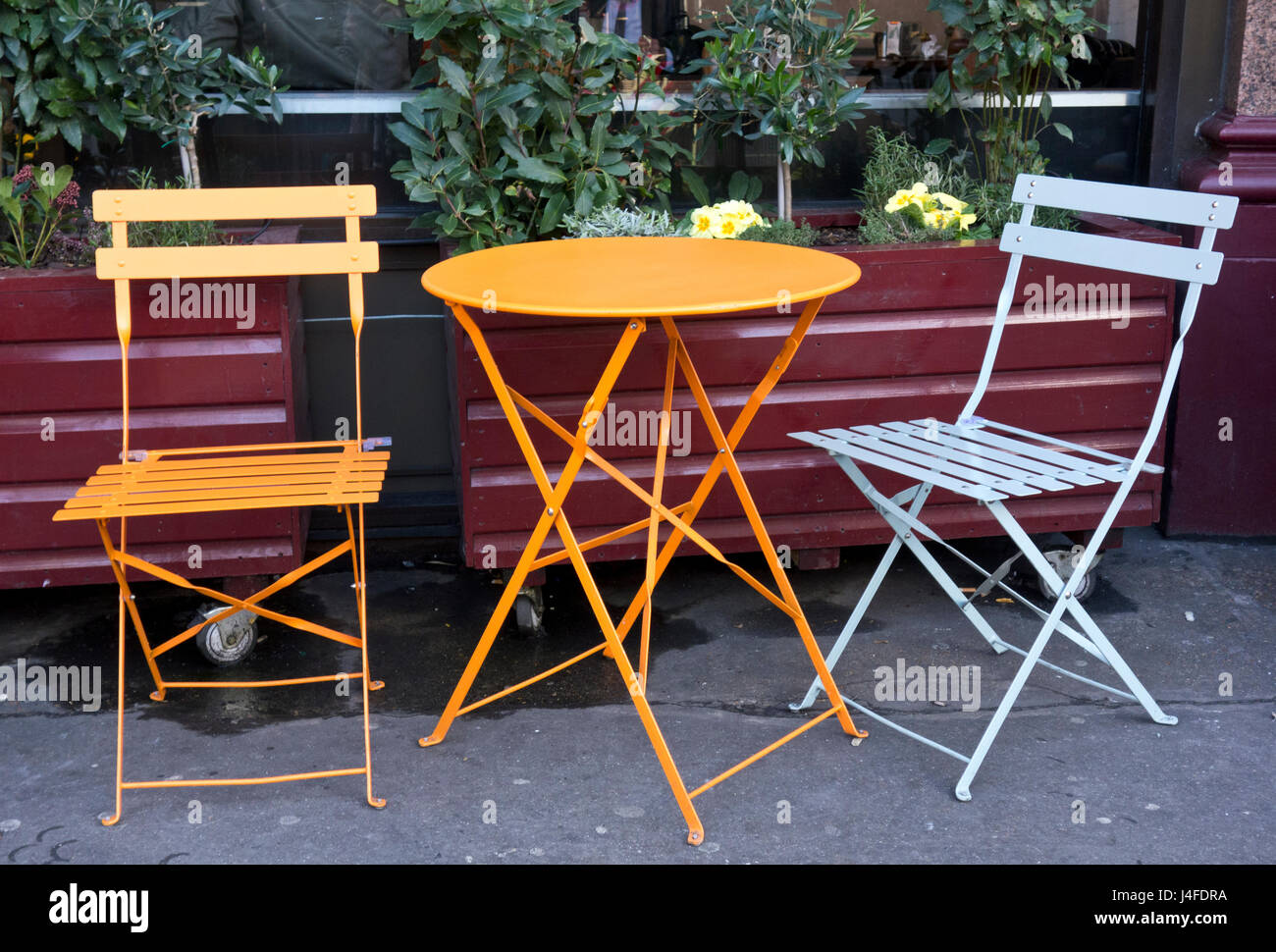 Paire de chaises de bistro Cafe à l'extérieur et le tableau Banque D'Images