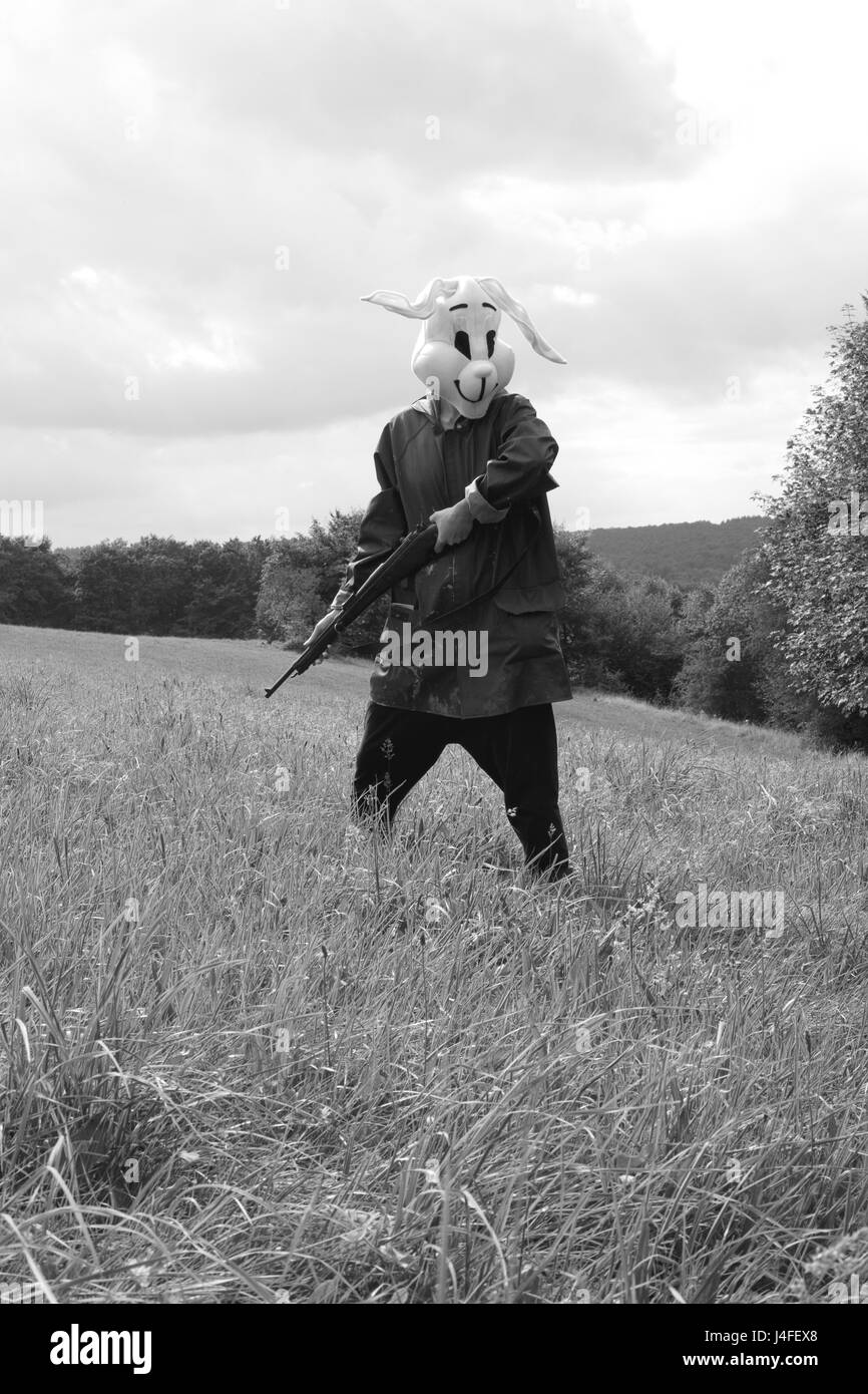 La Photographie En Noir Et Blanc Femme Portant Un Masque De Lapin Chasseur Avec Fusil De Chasse Dans Une Foret Photo Stock Alamy La Photographie En Noir Et Blanc Femme Portant Un Masque De Lapin Chasseur Avec Fusil De Chasse Dans Une Foret Photo Stock Alamy