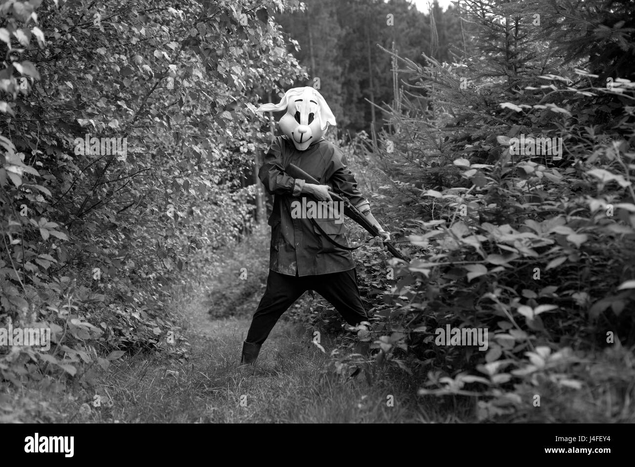 La Photographie En Noir Et Blanc Femme Portant Un Masque De Lapin Chasseur Avec Fusil De Chasse Dans Une Foret Photo Stock Alamy La Photographie En Noir Et Blanc Femme Portant Un Masque De Lapin Chasseur Avec Fusil De Chasse Dans Une Foret Photo Stock Alamy