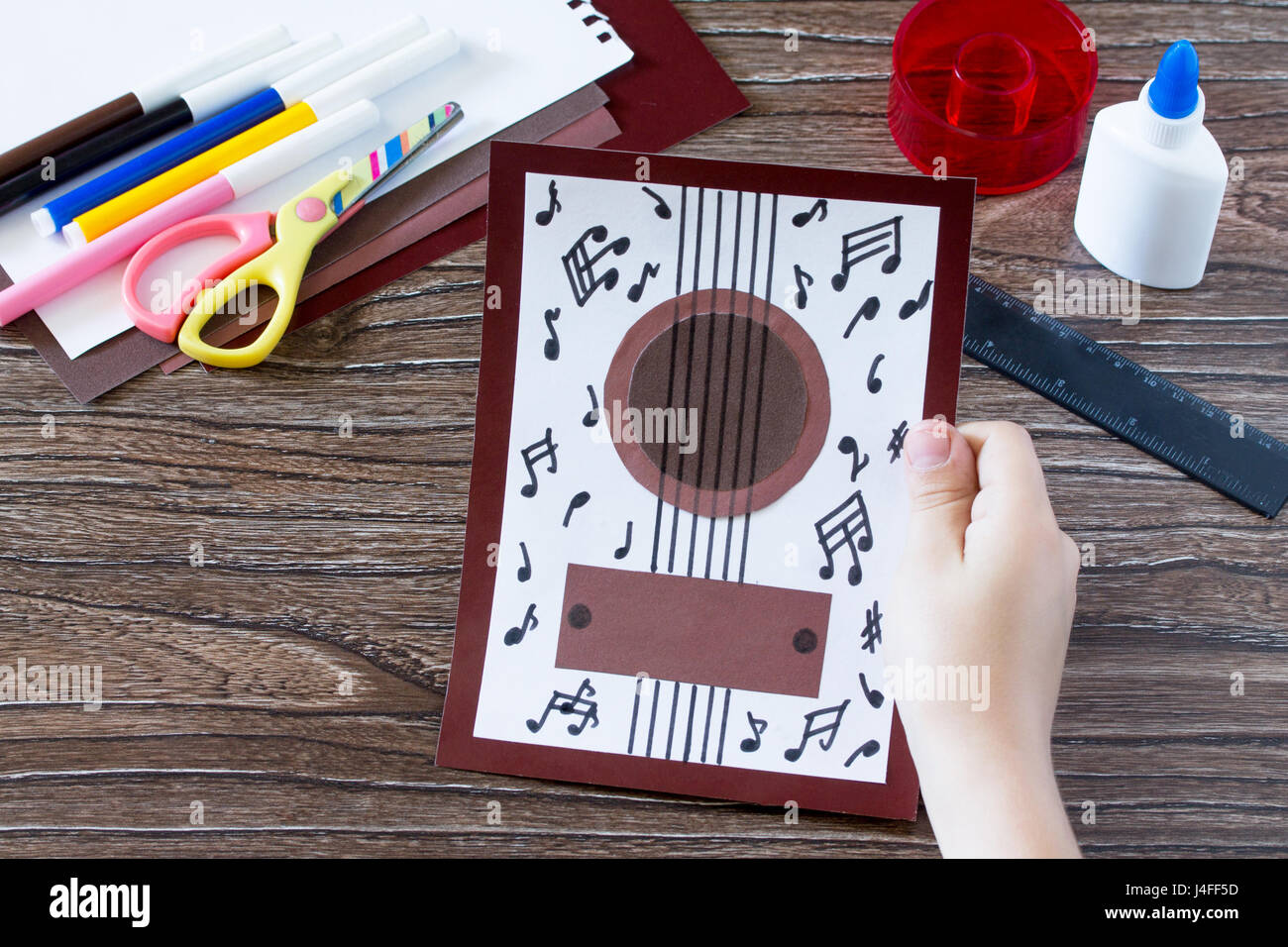 L Enfant Attire Plus De Details Carte De Souhaits La Musique Pour Guitare Projet D Art Pour Enfants De L Artisanat Pour Les Enfants Bricolage Pour Enfants Photo Stock Alamy