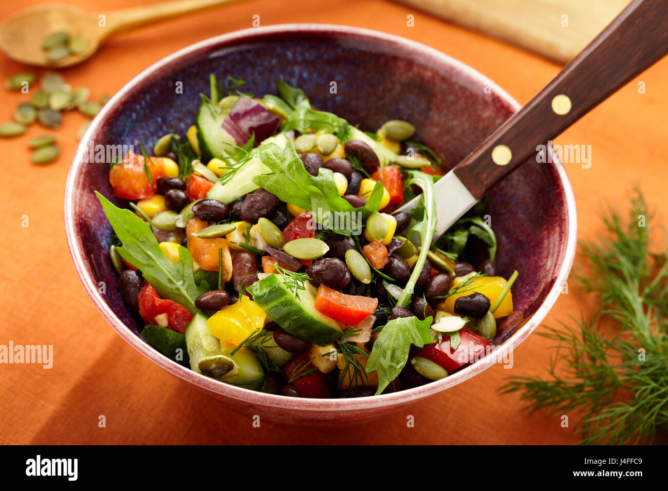 Salade de haricots noirs Vegan Banque D'Images