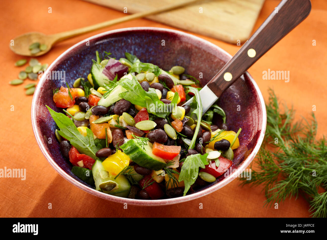 Salade de haricots noirs Vegan Banque D'Images