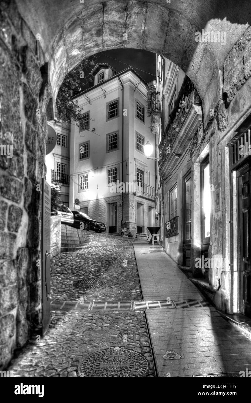 Arco de Almedina, au crépuscule, en Vieille Ville, Coimbra, Portugal, Europe je Torbogen Stadttor Arco de Almedina , Altstadt, bei Abenddämmerung, Coimbra, Beira allumé Banque D'Images