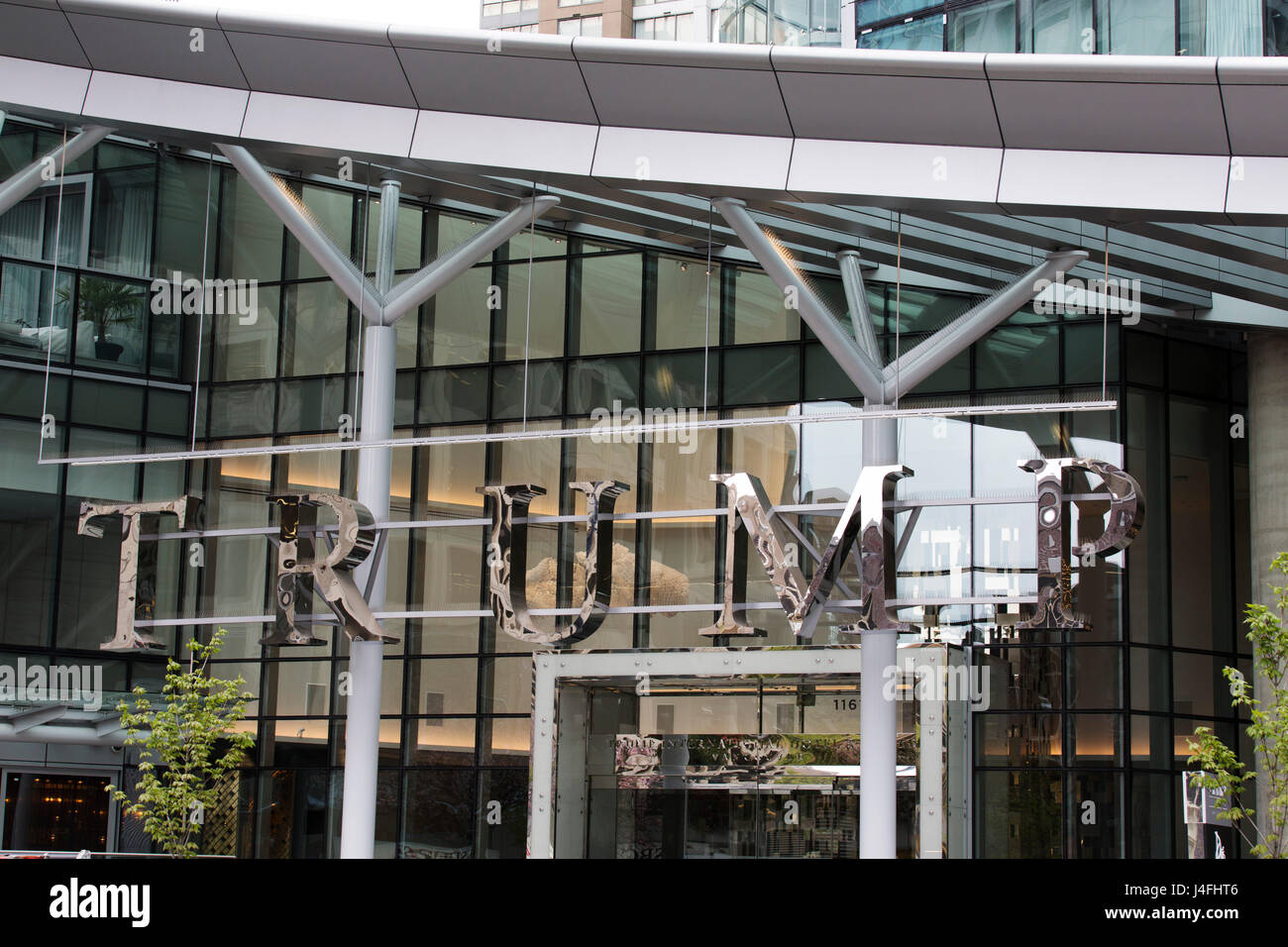 Un signe pour la Trump Tower à Vancouver, Canada. Le bâtiment se trouve dans le quartier du centre-ville de la ville. Banque D'Images