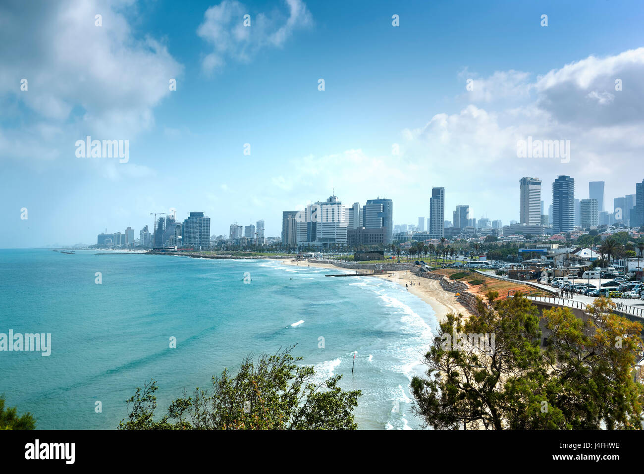 Tel Aviv skyline par jour avec la plage, la mer et les vagues Banque D'Images