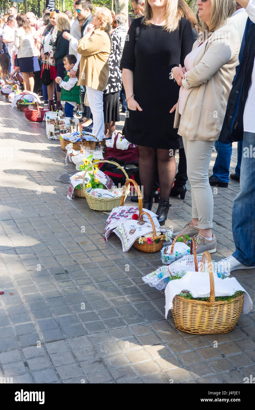 Les familles avec leurs paniers en rotin recouvert de serviettes brodées avec offres de Pâques des oeufs et des gâteaux pour fêter la Pâques orthodoxe russe. Banque D'Images