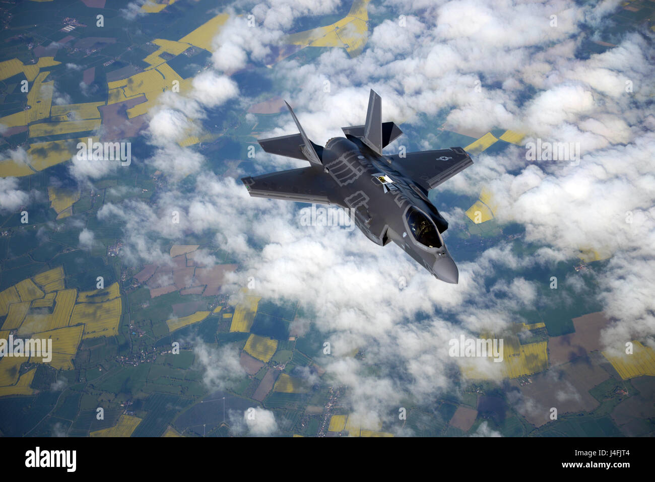 F-35 Lightning II attribué à Hill Air Force Base, dans l'Utah, les mouches à côté d'une 100e Escadre de ravitaillement en vol KC-135 Stratotanker pendant un vol à l'Estonie le 25 avril 2017. Les F-35 participent à leur tout premier déploiement d'entraînement en vol de l'Europe. (U.S. Photo de l'Armée de l'air /Senior Airman Christine Groening) Banque D'Images