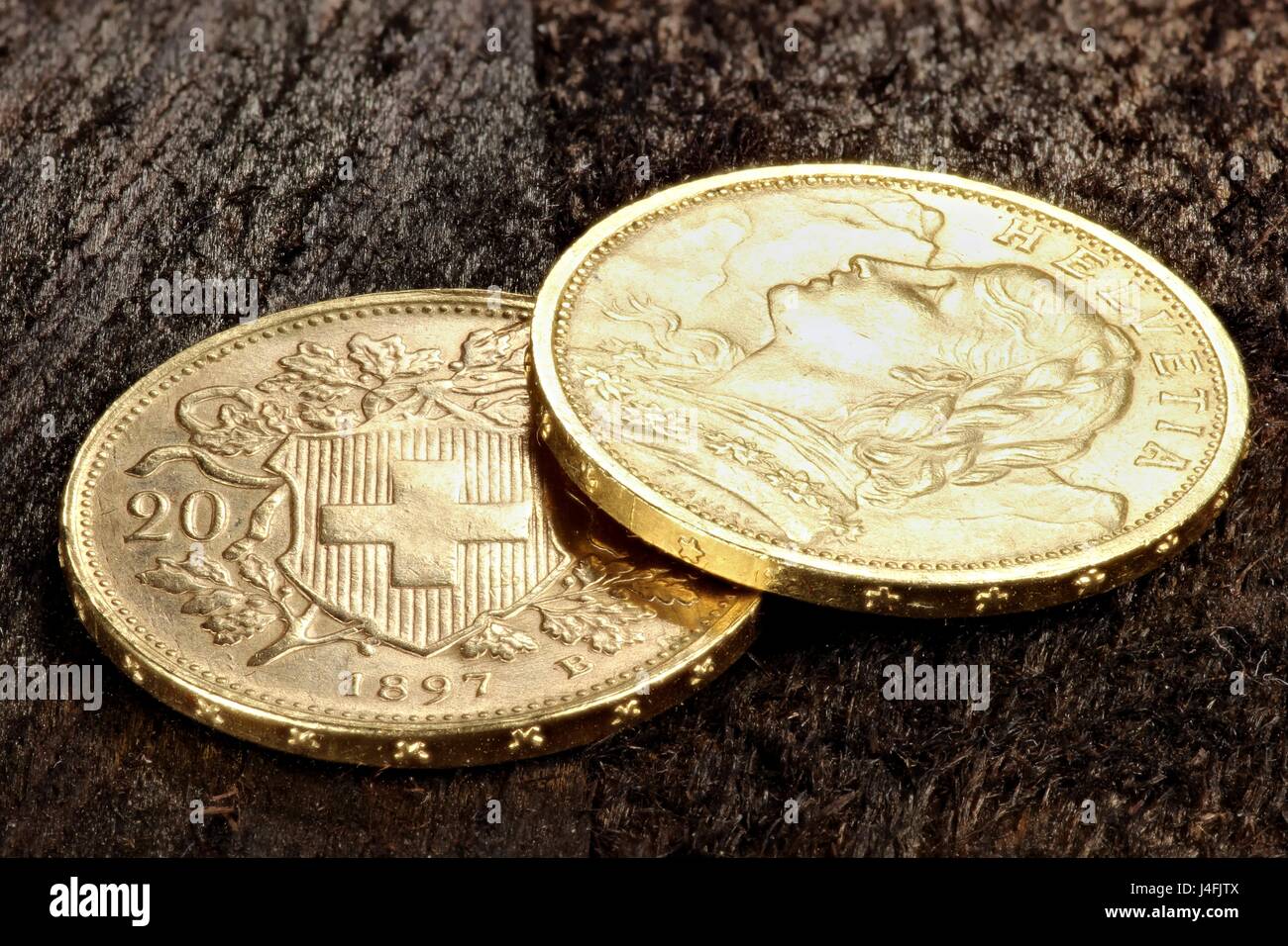 Vreneli suisse des pièces d'or sur fond de bois rustique Banque D'Images