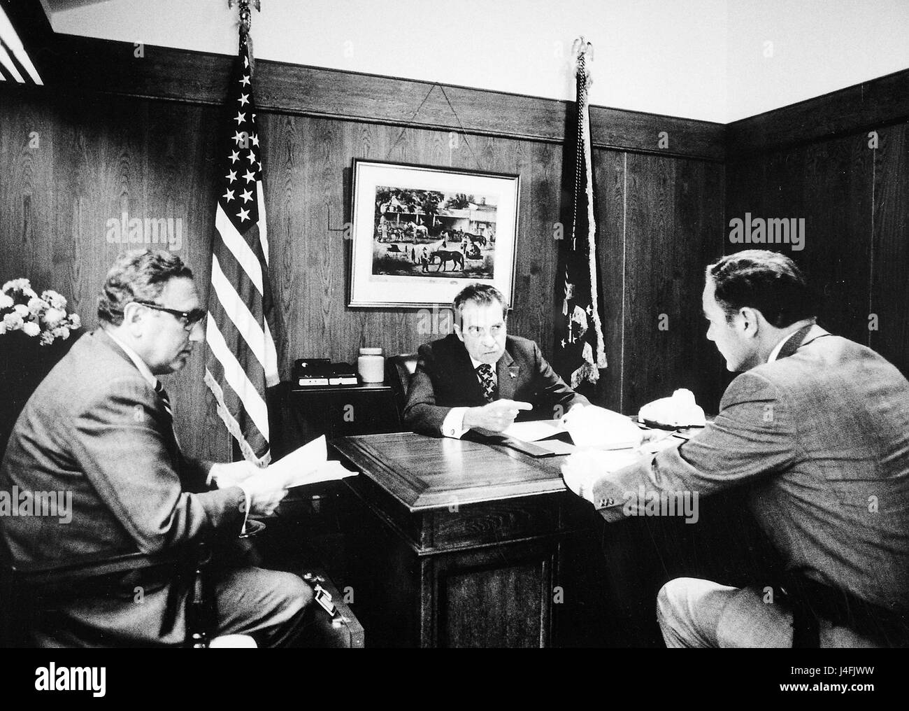 Kissinger avec le président Richard Nixon, discuter de la situation du Vietnam à Camp David, 1972. Banque D'Images