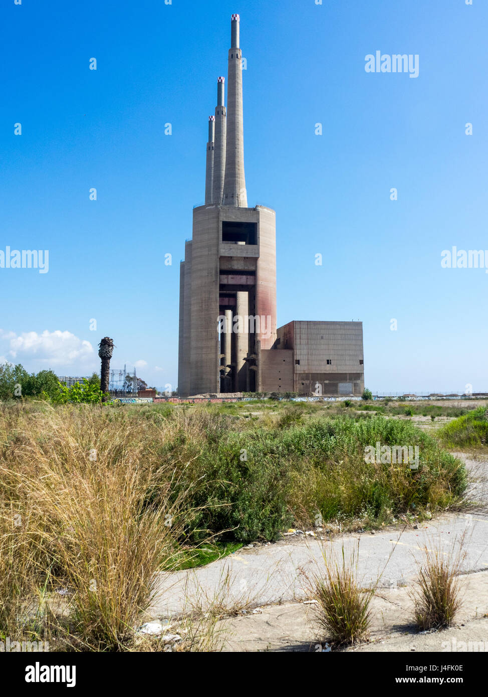 Les trois cheminées abandonnées de centrale thermique à Sant Adria de Besos, Barcelone, Espagne Banque D'Images