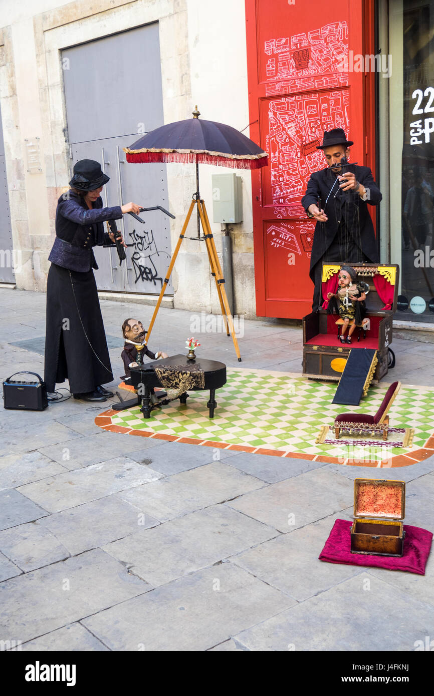 Un marionnettiste, hommes et femmes et leurs marionnettes à l'exécution d'un théâtre de rue dans le quartier gothique de Barcelone, en Espagne. Banque D'Images