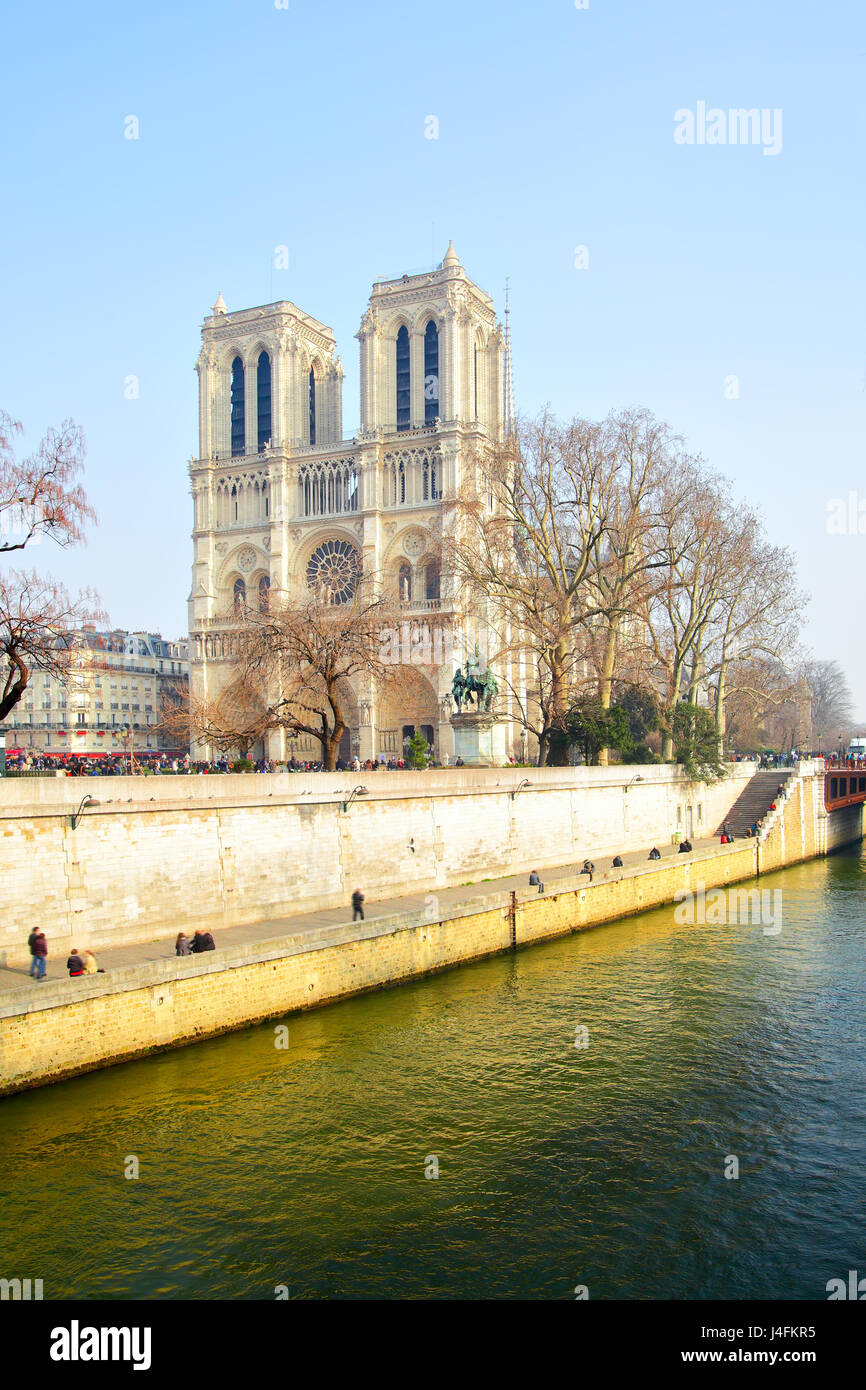 Notre Dame de Paris et de Seine's Quay au printemps, France Banque D'Images