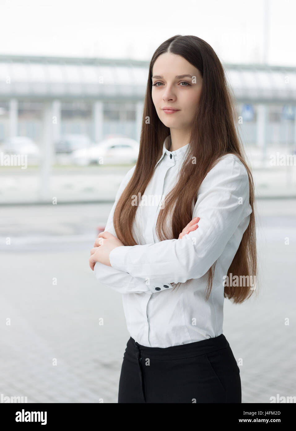 Souriante jeune femme manager portrait. Confident business woman standing in office Banque D'Images