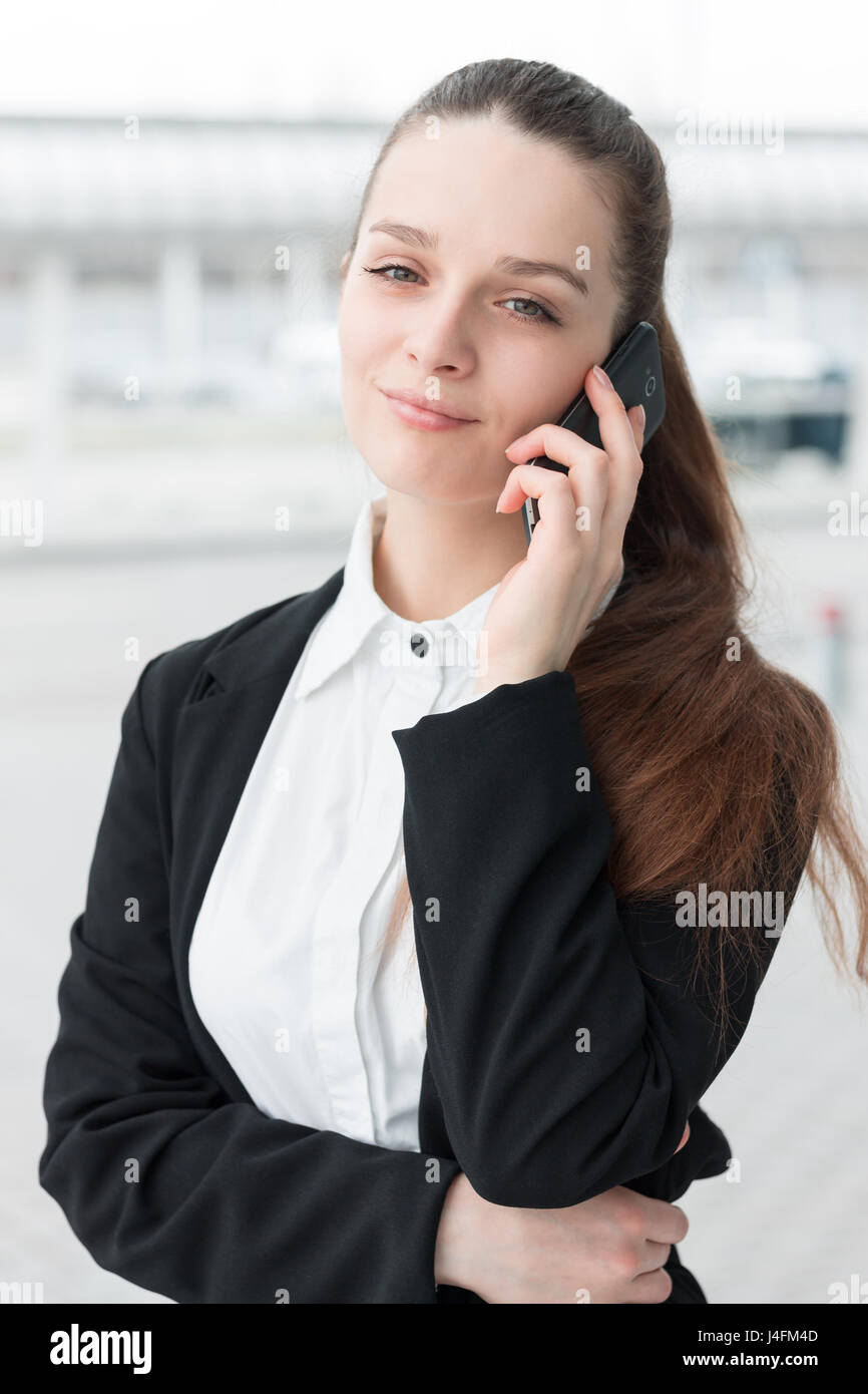 Young happy business woman talking on mobile phone et le smiling Banque D'Images