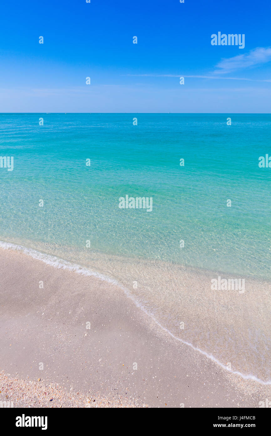 Plage avec claire calme eau aqua marine du golfe du Mexique à partir de Gasparilla Island en Floride Banque D'Images