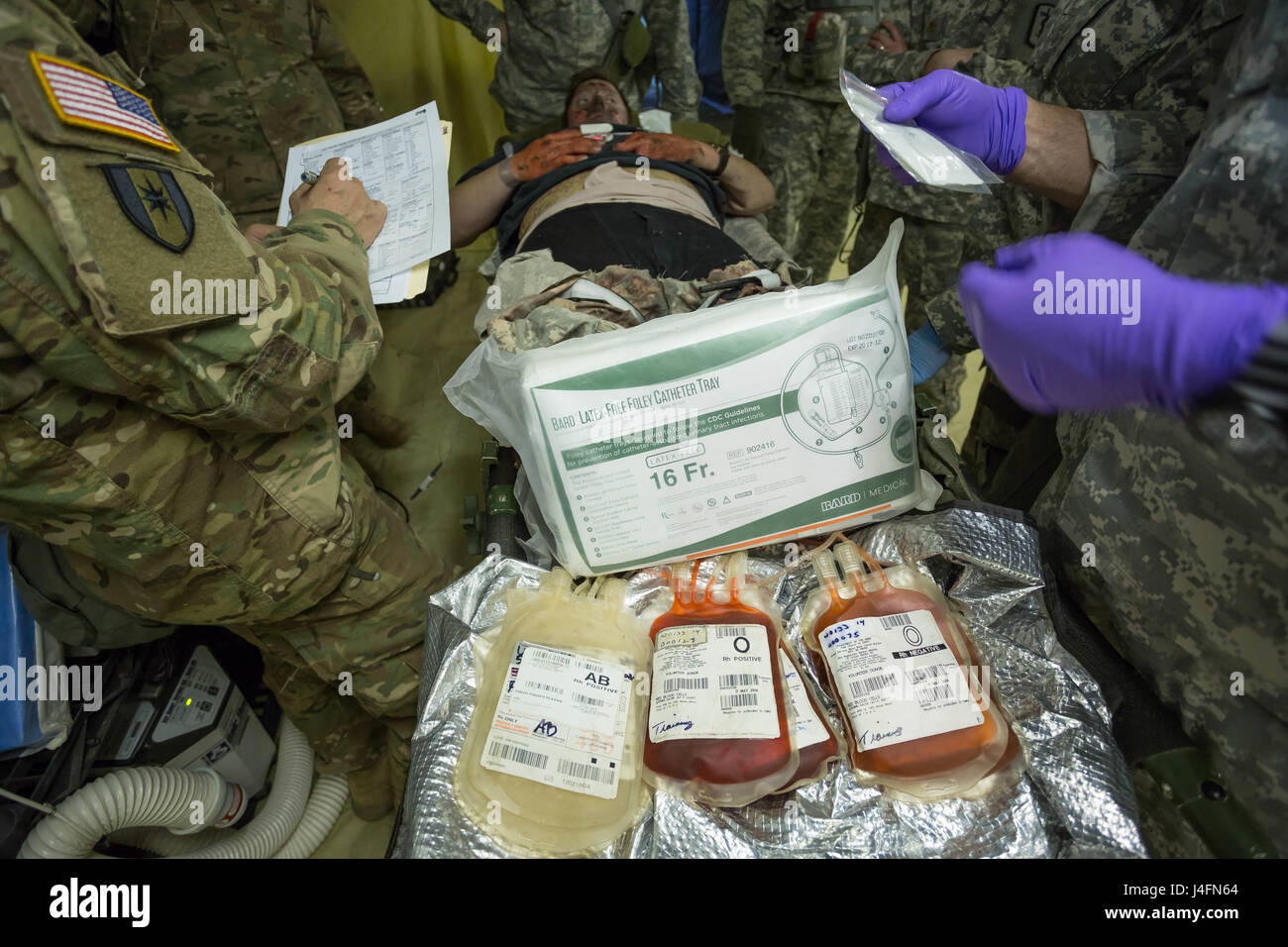 Les Médecins De L'armée Américaine Donner De L'aide À Ryan Goodman, Double  Amputé Victime Acteur Avec Trauma Fx, Dans Cette Simulation D'attaque Au  Mortier, Au Cours De La 30E Brigade Med Med-Choc