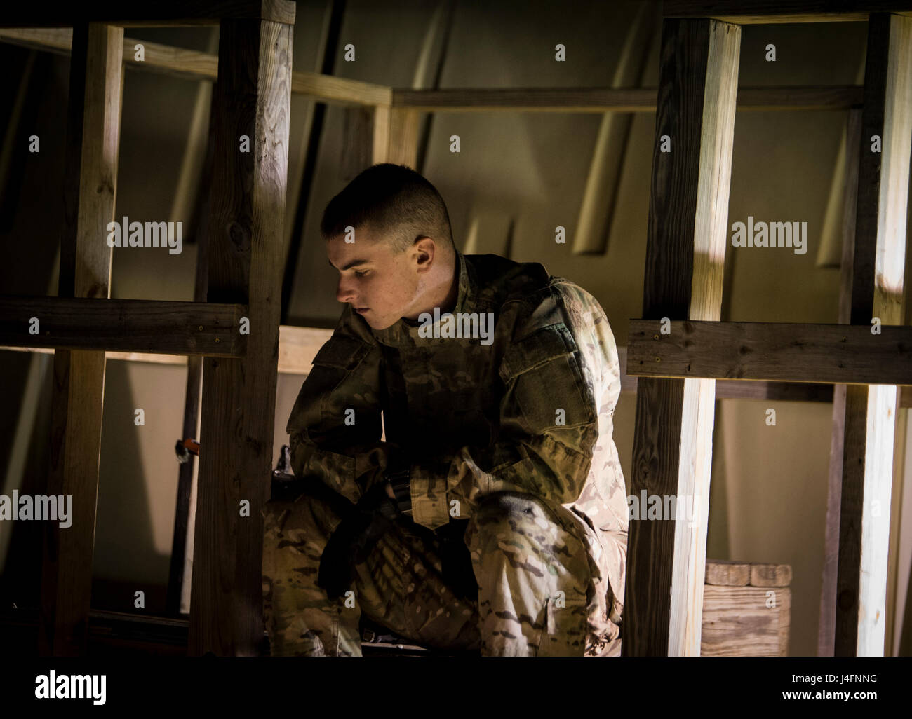 Un cours de chefs de Combat (CLC) 16009 classe étudiant prend une pause pendant que la garde à base d'ombre sur le terrain lors d'un exercice de formation sur Joint Base San Antonio-Camp Bullis, Texas, le 2 mai 2016. CLC est conçu pour perfectionner les compétences en leadership des sous-officiers des forces de sécurité avant d'être déployé vers le bas. Les cinq semaines de cours se concentre sur la navigation terrestre de compétences, la planification de la mission et de la stratégie. (U.S. Air Force photo par un membre de la 1re classe James Crow) Banque D'Images