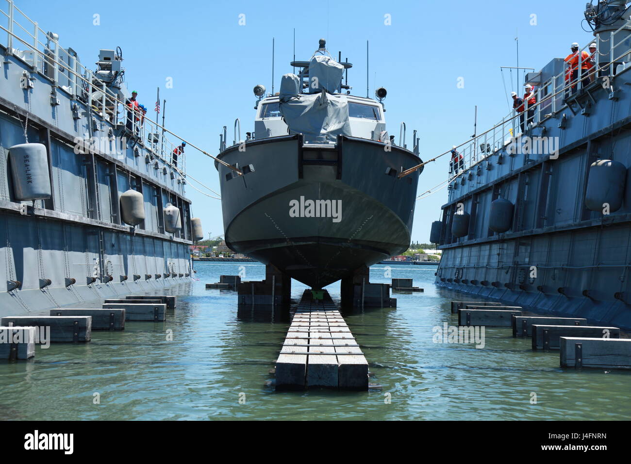 160609-N-YO710-009 VIRGINIA BEACH, en Virginie (9 juin 2016) (6) Dynamique de l'AFDL marins stand by comme cale sèche, dynamique situé à l'expéditionnaire conjoint peu Base Creek-Fort Story, commence à couler pendant le désamarrage de MK VI le bateau de patrouille 1202. (U.S. Photo par Marine Shelby F.W. Ouest/libéré) Banque D'Images