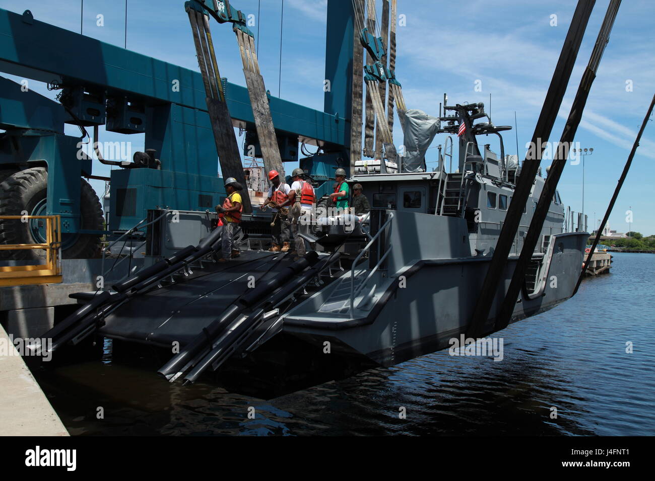 160613-N-YO710-085 Norfolk, en Virginie (13 juin 2016) - MK VI le bateau de patrouille côtière 1202, exploité par l'Escadron 4 riverains, est soulevé hors de l'eau par Marine ascenseur de Voyage à Colanna ce chantier, le 13 juin. La spécialité est l'objet d'un entretien continu la disponibilité avant d'être levée lourds outre-mer. (U.S. Photo par Marine Shelby F.W. Ouest/libéré) Banque D'Images