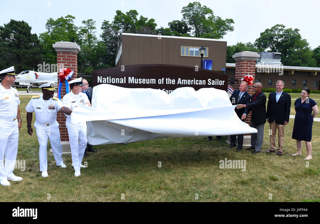 160704-N-E437-072 GRANDS LACS, Illinois (4 juillet 2016) - De gauche à droite, le capitaine James Hawkins, commandant de la station navale, arrière Grands Lacs Adm. Stephen C. Evans, commandant des forces navales du commandement de l'instruction, Master Chief Petty Officer de la Marine, Mike Stevens, Samuel Cox, directeur de l'Histoire et Patrimoine canadien, David Commande Torma, membre du conseil d'administration du Musée national de l'Américain du nord, Fondation Maire de Chicago, Leon Rockingham, Robert Bied, président de la Fondation du Musée de la marine des Grands Lacs, et Jennifer Searcy, Ph.D., directeur du Musée national de l'American Banque D'Images