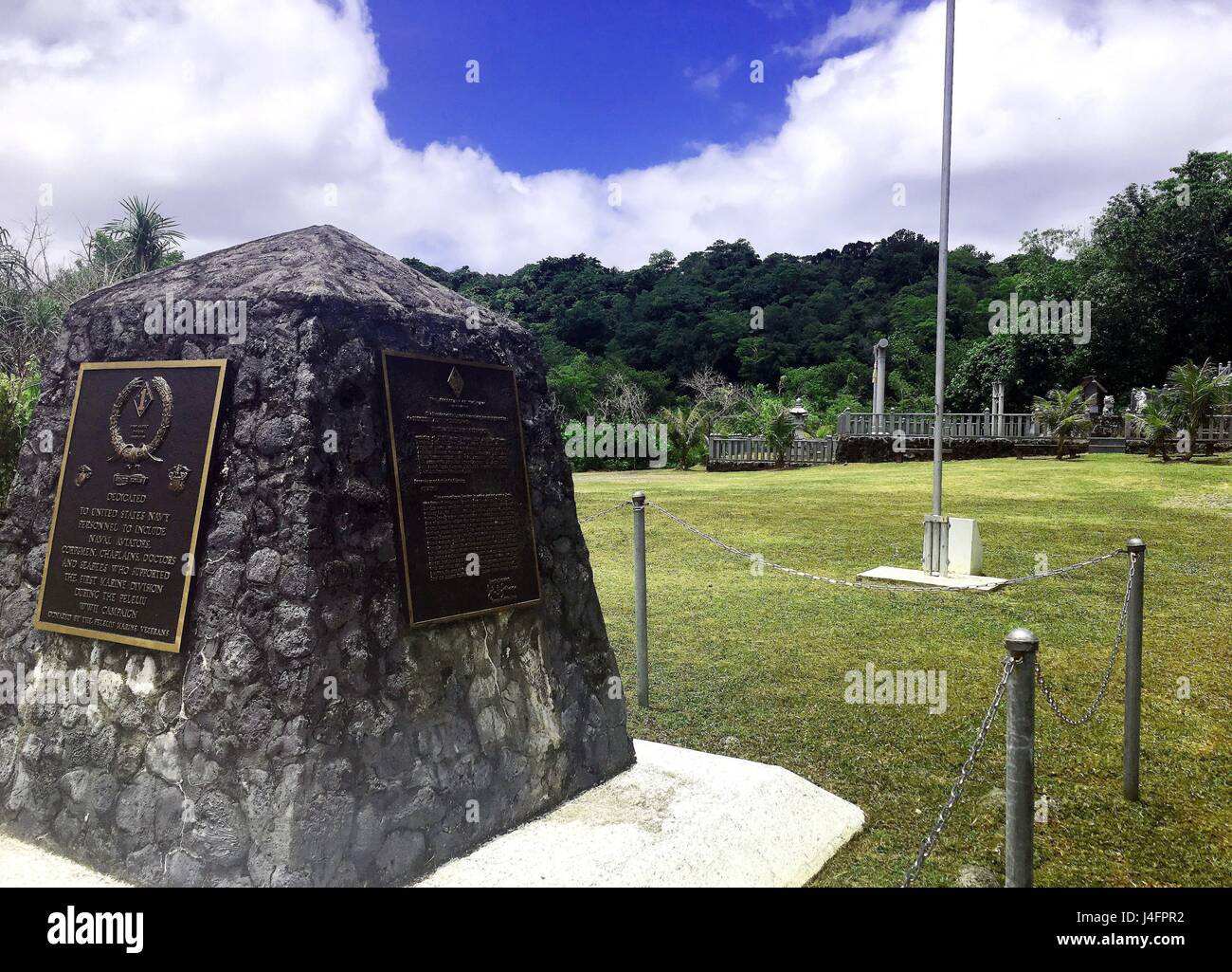 (PELELIU, République des Palaos) - Un monument commémoratif de la Seconde Guerre mondiale se trouve au sommet d'une colline surplombant la plage d'Orange sur les petites îles du Pacifique de Peleliu. Les Marines américains de la Première Division de marines, et, plus tard, des soldats de l'armée américaine le 81e Division d'infanterie, se sont battus pour prendre une piste sur la petite île de corail. Cette bataille faisait partie d'une plus grande campagne offensive connue sous le nom d'opération butineur, qui s'est déroulé de juin à novembre 1944, dans le théâtre du Pacifique. Des milliers de Marines américains morts au combat pour prendre l'île durant la Seconde Guerre mondiale. Les membres de service attribué à l'équipe d'action civique(CAT) sont fiers de mai Banque D'Images