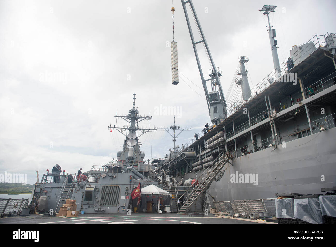 160929-N-PD309-056 NAVAL BASE GUAM (sept. 29, 2016), USS Emory S. Land (comme 39), un sous-marin l'adjudication et le premier navire de la classe, des grues un missile SM-2 inerte à bord du boîtier de la classe Arleigh Burke destroyer lance-missiles USS Benfold (DDG 65). Benfold est en patrouille avec 5 Groupe aéronaval dans la mer des Philippines la prise en charge de la sécurité et de la stabilité dans la région du Pacifique-Indo-Asia. (U.S. Photo de la marine par le maître de 3e classe Deven Leigh Ellis/libérés) Banque D'Images