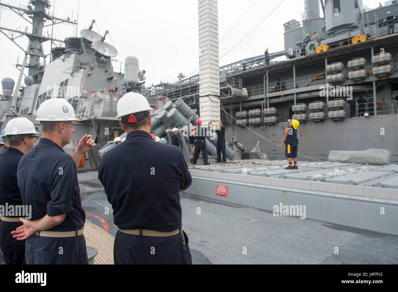 160929-N-PD309-099 NAVAL BASE GUAM (sept. 29, 2016) Les marins à bord de la classe Arleigh Burke destroyer lance-missiles USS Benfold (DDG 65) recevoir un missile SM-2 inerte de l'USS Emory S. Carter Land (comme 39), un sous-marin l'adjudication et le premier navire de la classe, lors d'une preuve de concept de l'exercice. Benfold est en patrouille avec 5 Groupe aéronaval dans la mer des Philippines la prise en charge de la sécurité et de la stabilité dans la région du Pacifique-Indo-Asia. (U.S. Photo par Pettya Marine 3ème classe Agent Deven Leigh Ellis/libérés) Banque D'Images