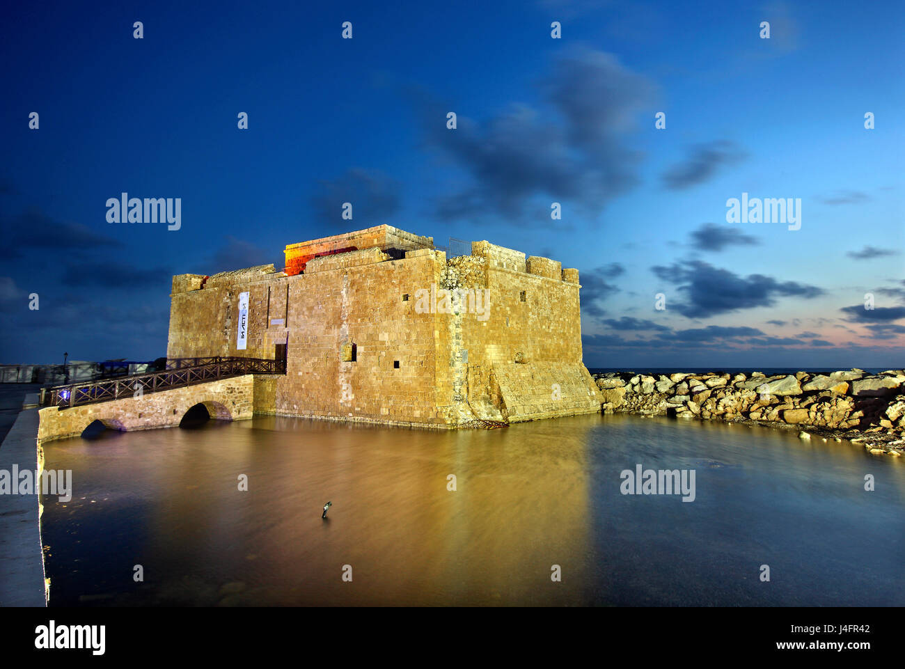 Le château de Paphos, dans le 'blue' heure, Chypre.de Paphos est sur des 2 Capitales européennes de cullture pour 2017. Banque D'Images