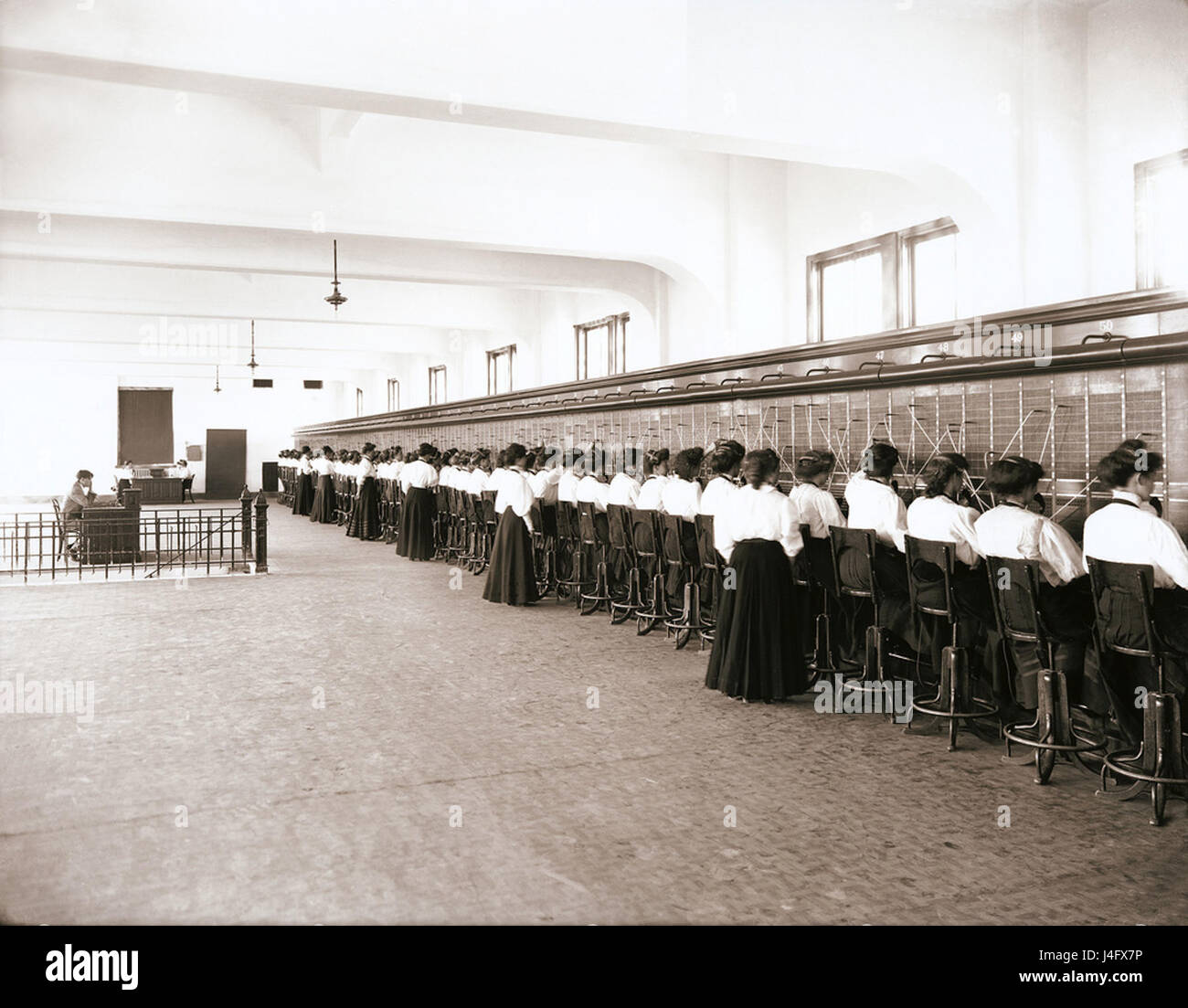 Ce standard téléphonique, datant d'environ 1914, représente les premières technologies de télécommunications à Salt Lake City. Il présente les systèmes d'exploitation manuels utilisés pour connecter les appels avant l'avènement des systèmes automatisés modernes. Banque D'Images