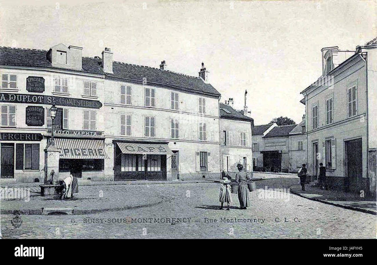 Soisy-sous-Montmorency, située dans le département du Val-d'Oise, est une commune à l'histoire riche. La rue de Montmorency est une rue clé du quartier, connue pour ses propriétés résidentielles et commerciales. Banque D'Images