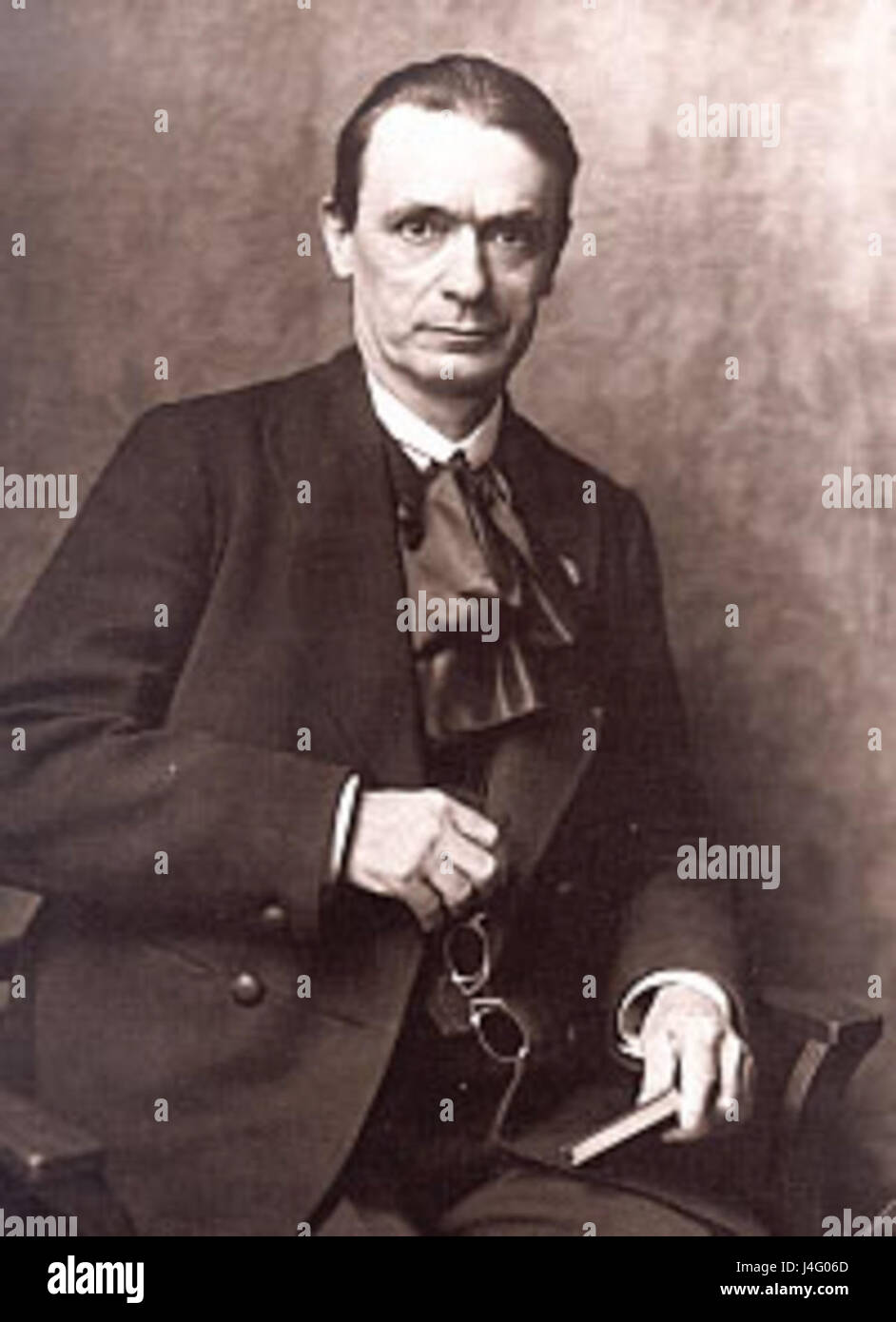 Rudolf Steiner (1861â€"1925) était un philosophe et penseur social autrichien, connu pour son travail dans les domaines de l'éducation, de l'agriculture et des arts Il est le fondateur de l'Anthroposophie et de l'éducation Waldorf, influençant diverses disciplines. Banque D'Images