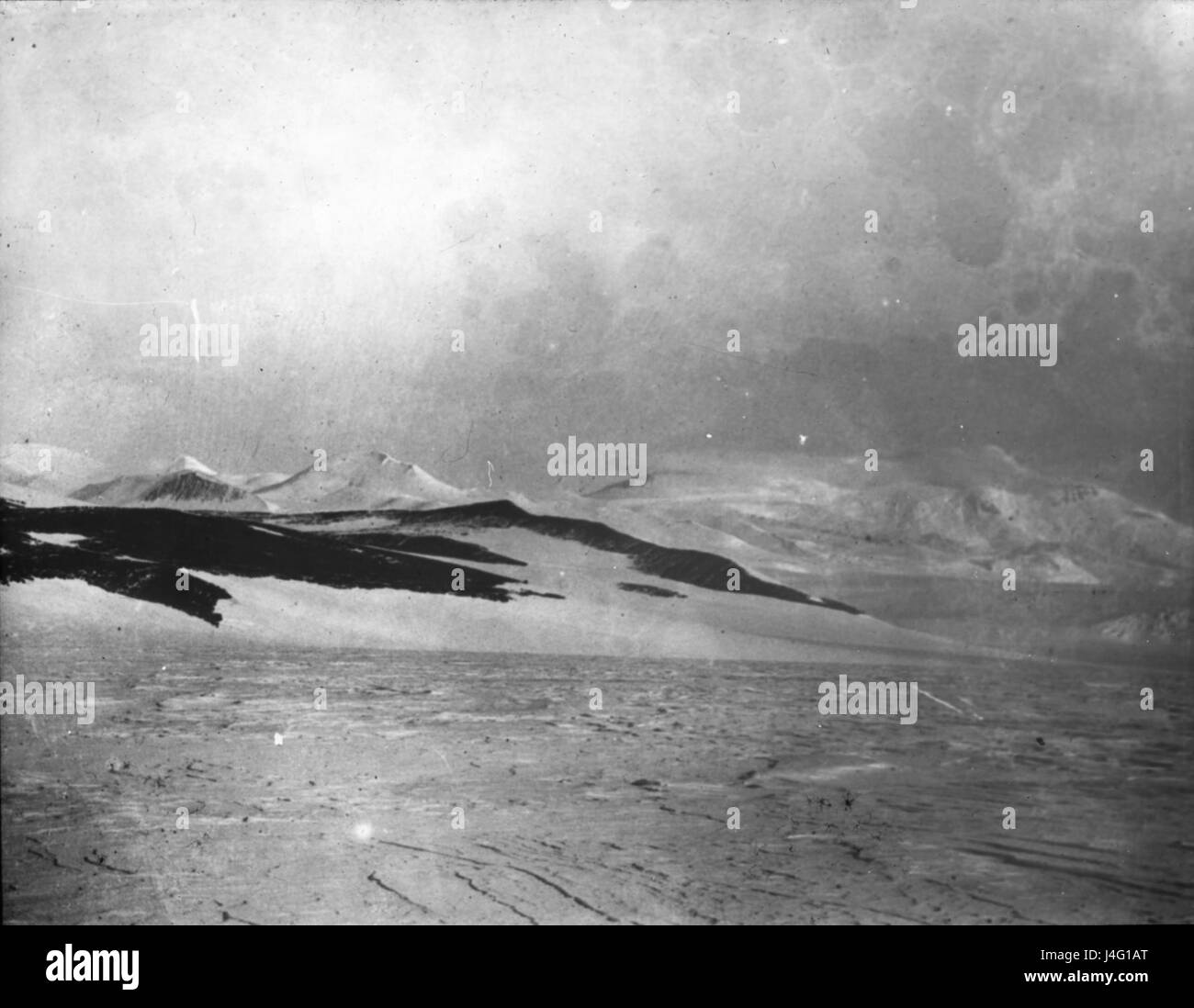L'expédition Nimrod de Shackleton (1907-09) est l'une des premières expéditions majeures en Antarctique. Le Nimrod était le navire utilisé pour le voyage d'exploration du pôle Sud. Dirigé par Ernest Shackleton, il a apporté des contributions significatives à l'exploration polaire bien qu'il n'ait pas atteint le pôle. Les efforts de l'équipage pour cartographier l'Antarctique et leur expérience dans l'environnement difficile ont été essentiels pour les expéditions futures. Banque D'Images
