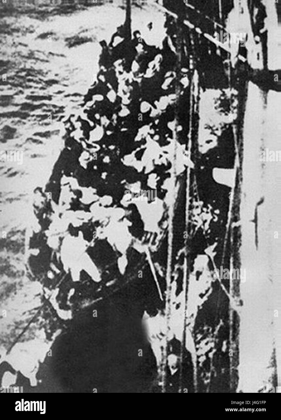 Photographie historique représentant un bateau quittant Smyrne en 1922 lors des échanges de population grecque et turque et du massacre de civils qui y est associé. Banque D'Images