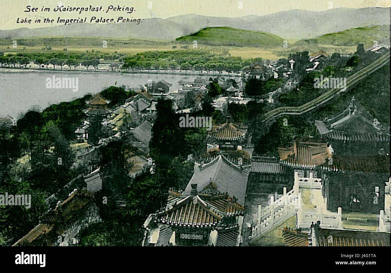 Une image historique montrant une scène au Palais impérial de Pékin (Pékin) vers 1900, reflétant l'architecture et la vie dans la dynastie Qing. Banque D'Images