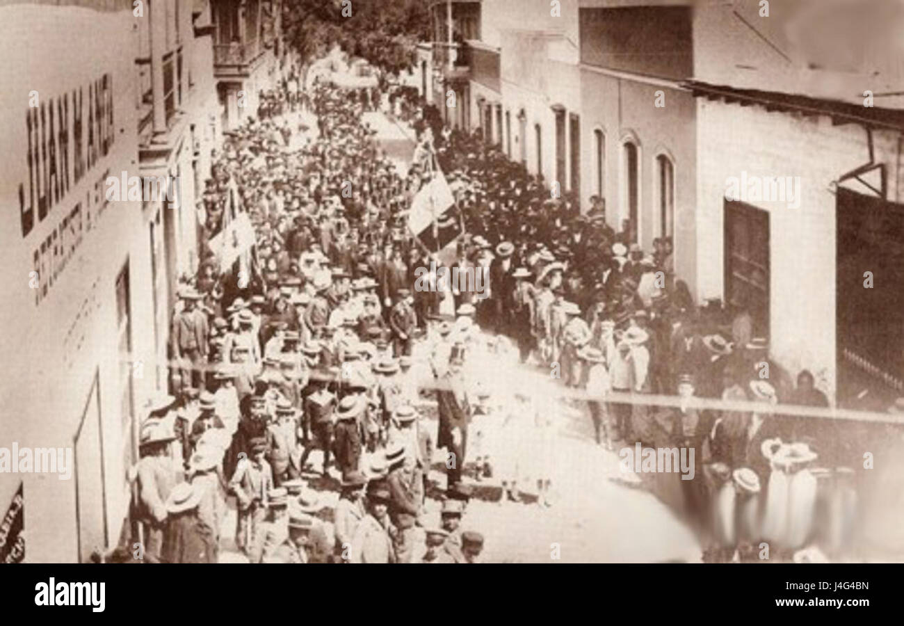 Cette image fait référence à la procession du drapeau à Tacna, au Pérou, en 1901. Il capture un moment historique d'importance culturelle et nationale dans la région. Banque D'Images